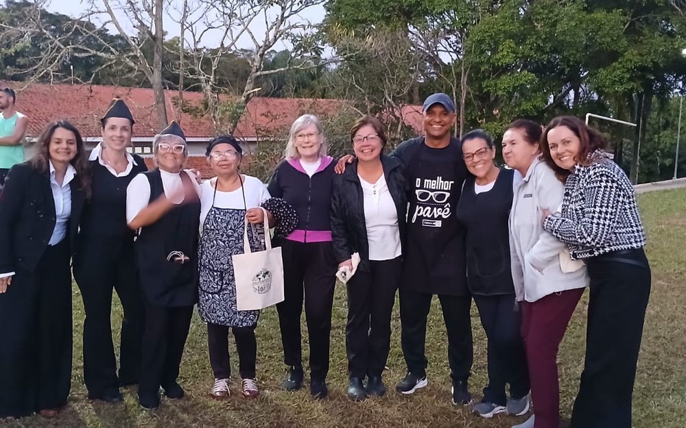 Equipe de voluntários reunida ao ar livre