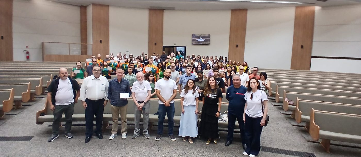 Igreja cheia durante um encontro do Ministério Esperança